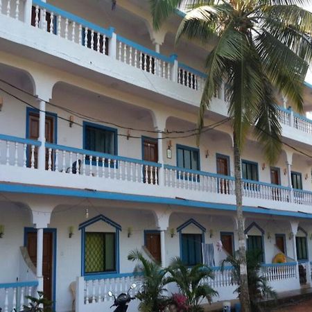 Spot On 61514 Laxmi Guest House Morjim Extérieur photo